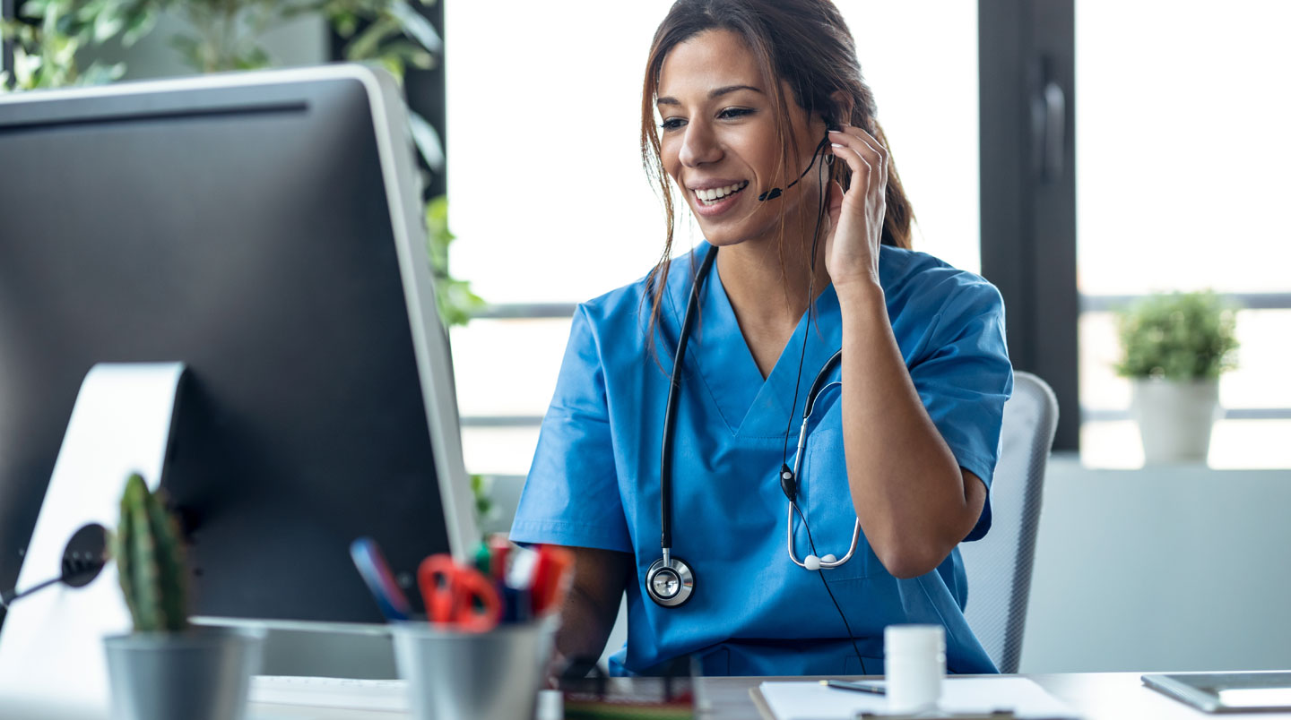 Femme consultant sur son ordinateur portable la page de vérification des diplômes du site de l'Ordre National des Infirmiers, interface en français affichée à l'écran
